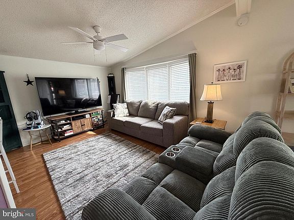 3rd image of 141 Country Ln