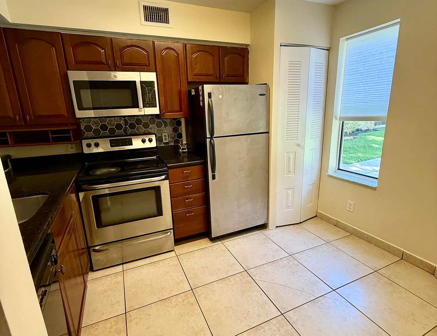 2 bed, 2.0 bath, 1044 sqft, $1,900 — Photo 1