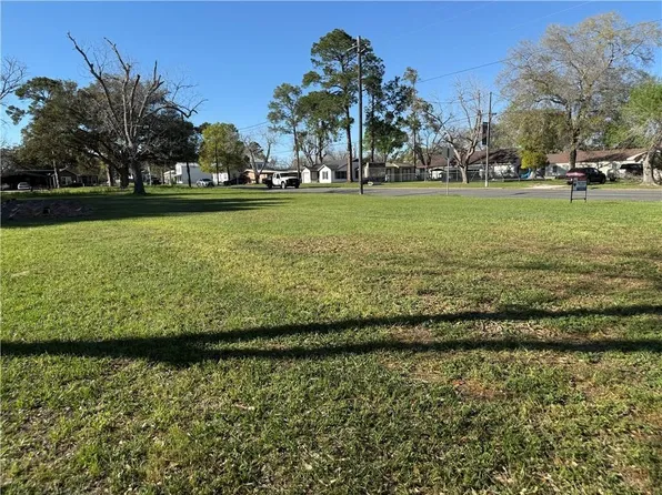 505 S Wells St, Edna, TX 77957