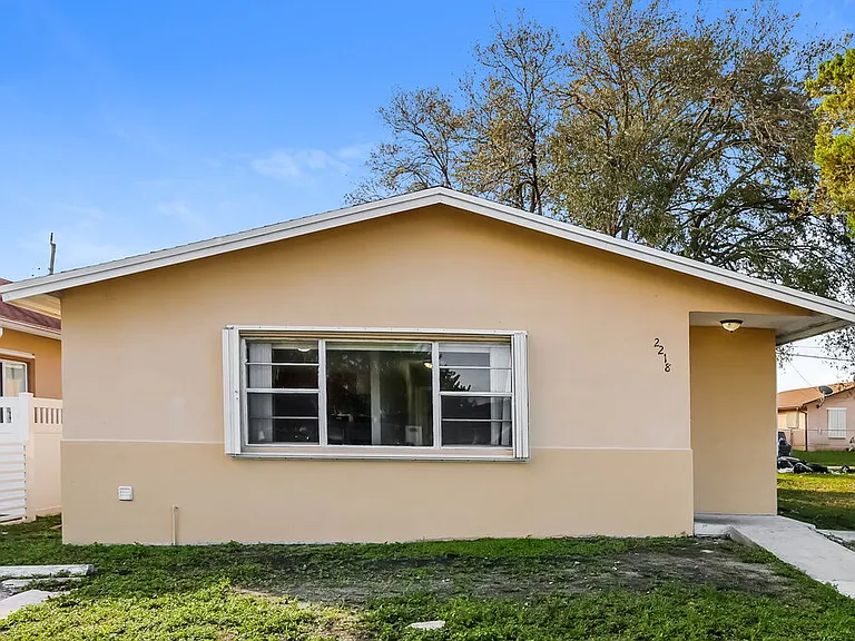 2218 Farragut St — Photo 1