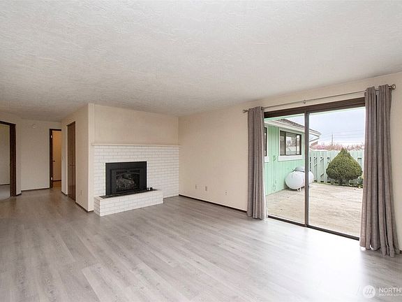 4th image of 830 N Canterbury Court