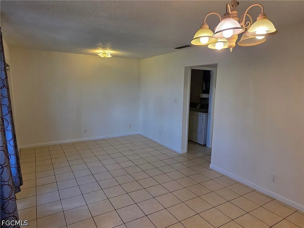 2 bed, 1.0 bath, 812 sqft, $1,200 — Photo 3