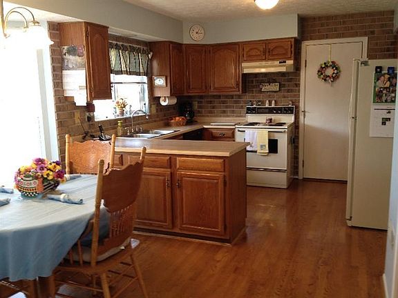 2nd image of 115 Stonegate Dr