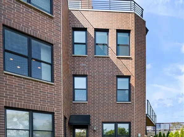 2976 N Riverwalk Dr #70, Chicago, IL 60618