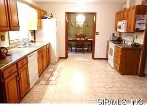 4th image of 944 University Dr