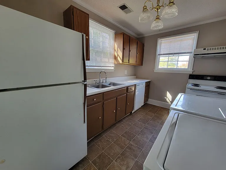 220 Gilleland Dr — Photo 10