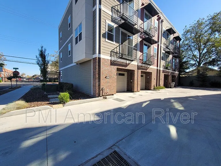 3348 S St — Photo 3