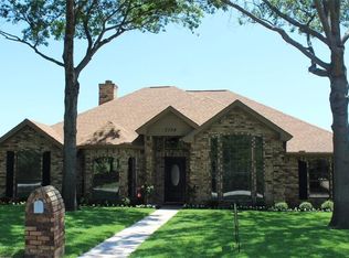 7104 Lincoln Dr, North Richland Hills, TX 76182