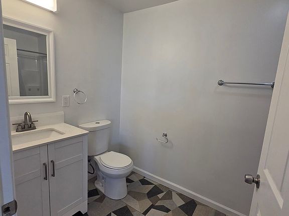 4th image of 938 E 4th St #304