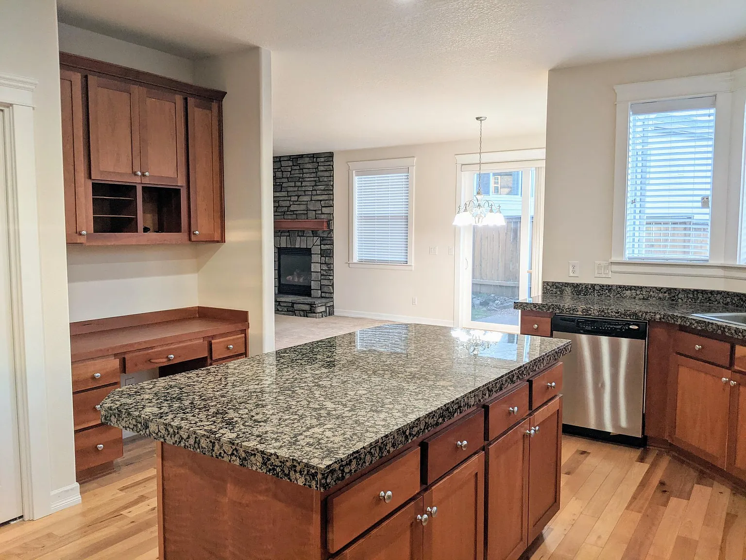 4 bed, 3136 sqft, $3,825 — Photo 4