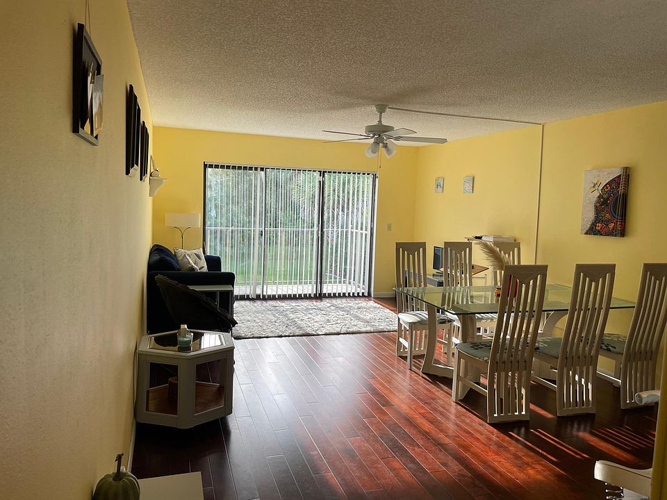 Living room with the pool and golf view