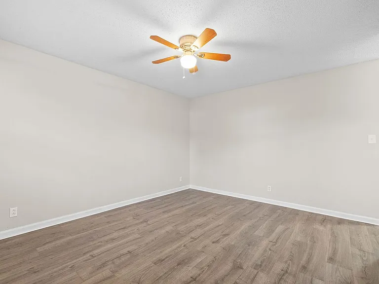 2 Bedroom Pet Friendly Apartment For Rent Near APSU! — Photo 19