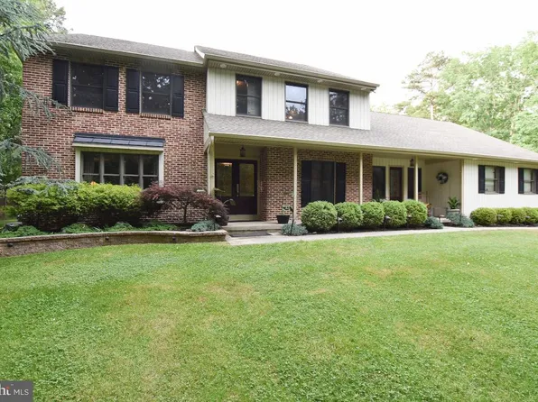 4 Autumn Ct, Medford, NJ 08055