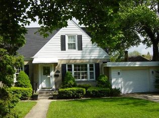 1 Hiawatha Dr, Clarendon Hills, IL 60514