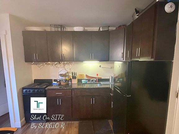 2nd image of 3933 N Clarendon Ave #100