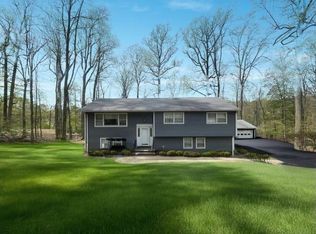 8 Dawn Ln, Airmont, NY 10901