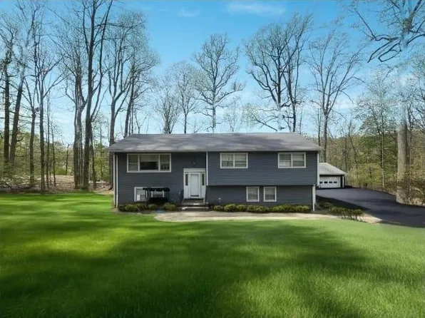 8 Dawn Lane, Airmont, NY 10901