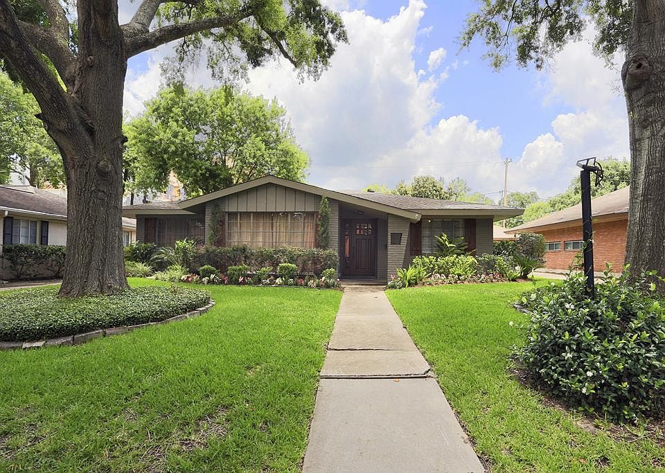 Inside-the-loop upscale Afton Oaks (Greenwood Addn) home, extensively updated, sleek-line & sophisti