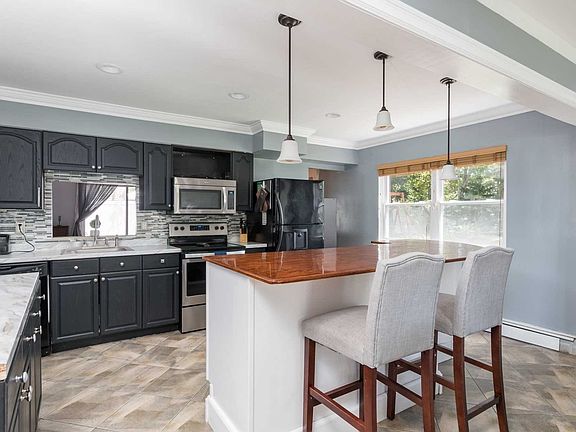 5th image of 19 Essex Dr