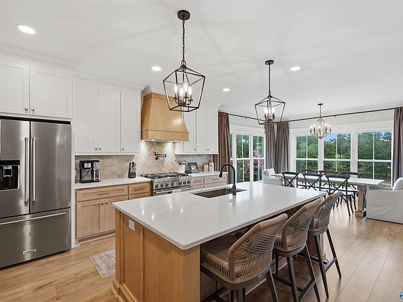 4th image of 221 Oakcrest Dr