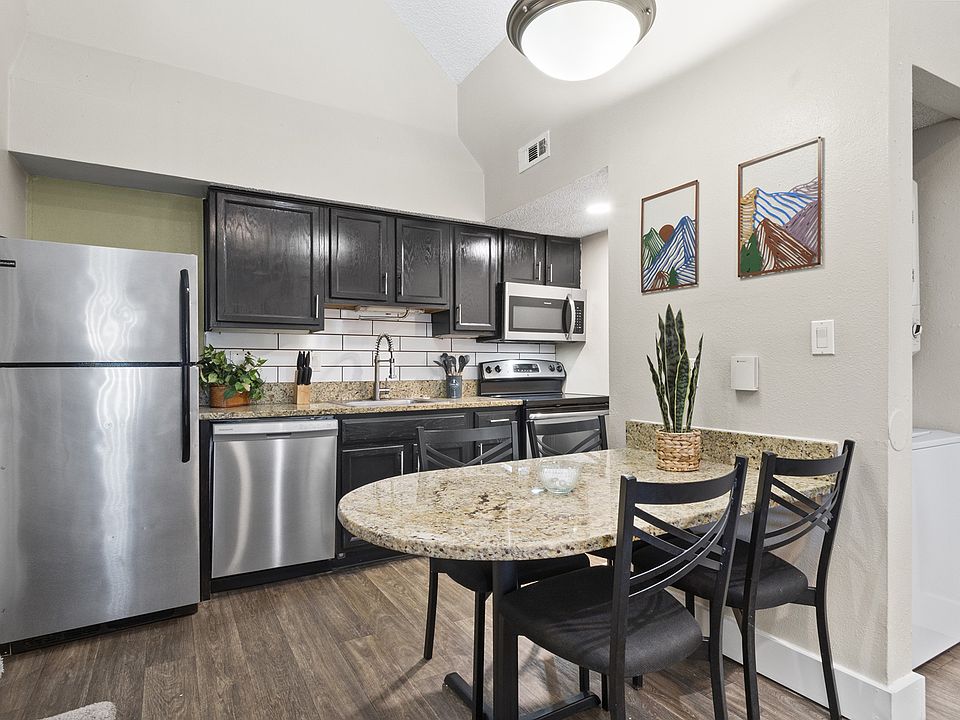 Fusion Orlando - Furnished Dining Area & Kitchen