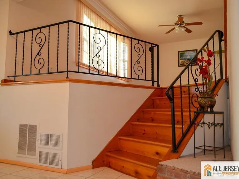 8 Sherwood Rd — Photo 7