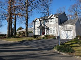 7 Summit View Dr, Bayville, NY 11709