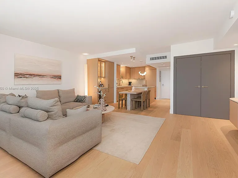 2301 Collins Ave #1527 — Photo 9