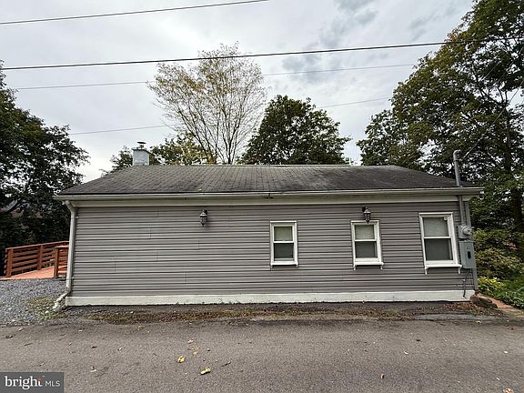 3rd image of 230 Scott Ln