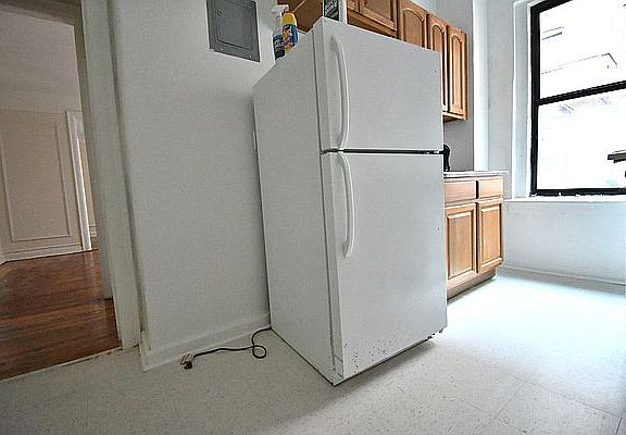 5th image of 2442 Morris Ave #42