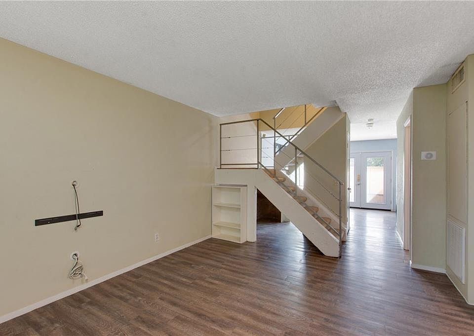 1st image of 912 E Village Ln