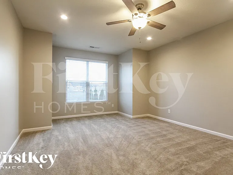 1341 Blackthorne Trl N — Photo 9