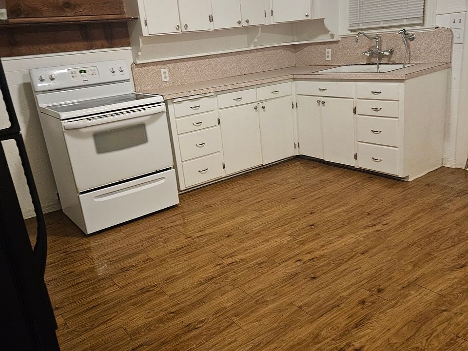 2nd image of 2233 Alamo Pl