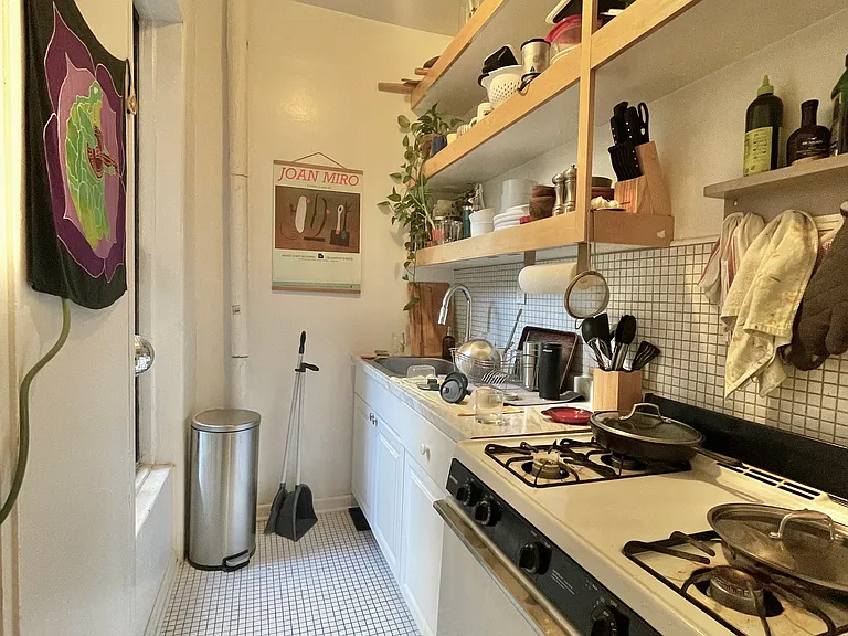 1046 Bergen St — Photo 4