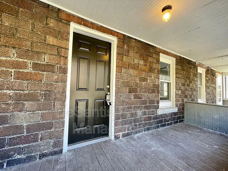 2 bed, 1.0 bath, 900 sqft, $895 — Photo 2