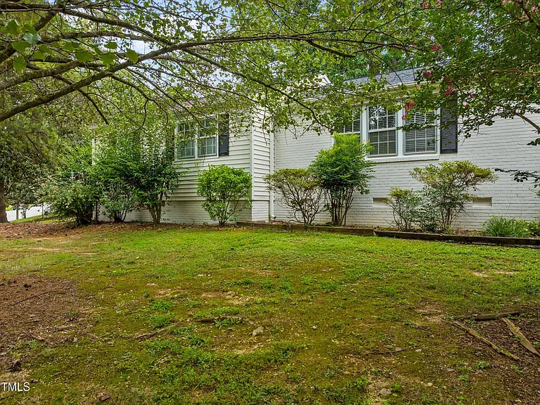 530 Banks St — Photo 32