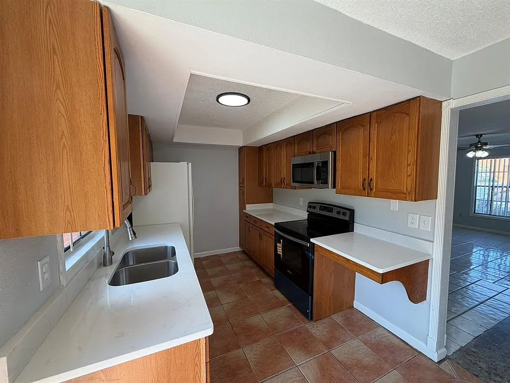3 bed, 2.5 bath, 1151 sqft, $1,800 — Photo 2