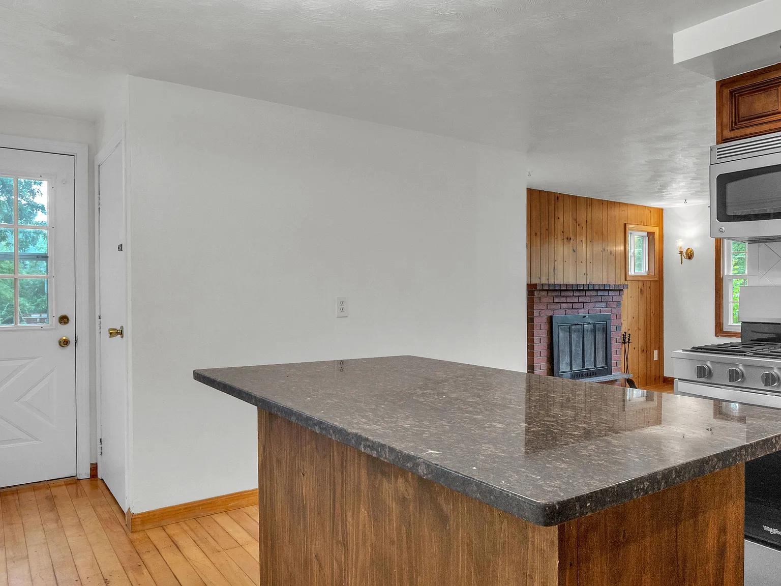 3 bed, 988 sqft, $4,200 — Photo 3