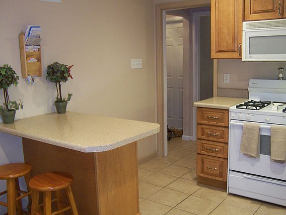 breakfast bar, tile floor