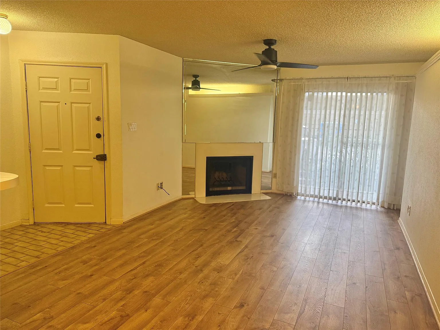1 bed, 1.0 bath, 680 sqft, $1,115 — Photo 2