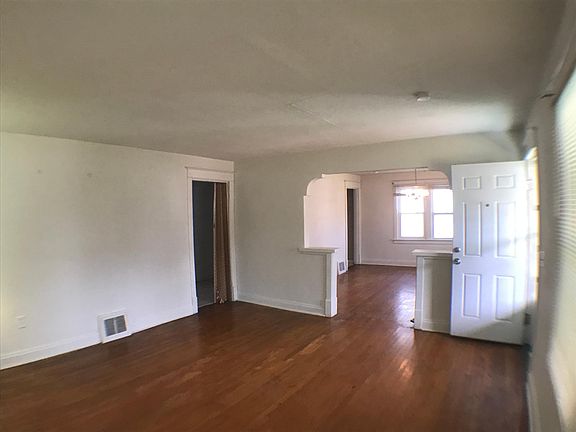 5th image of 8905 Forest Ave
