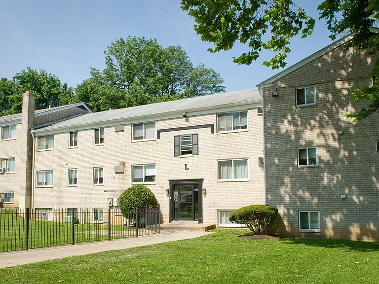 Green Forest Apartments — Photo 12