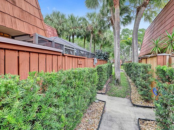 2nd image of 131 Live Oak Lane