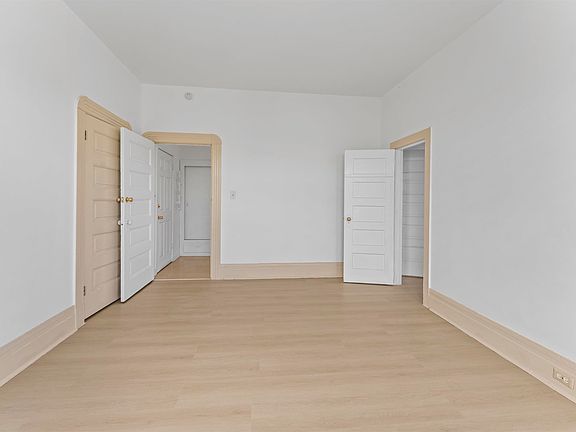 4th image of 402 E 10th St