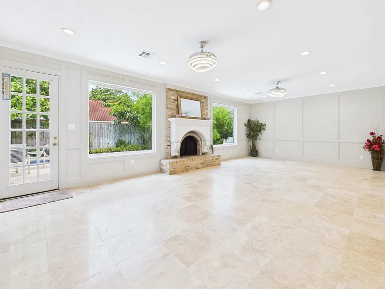 702 Daria Ct — Photo 19