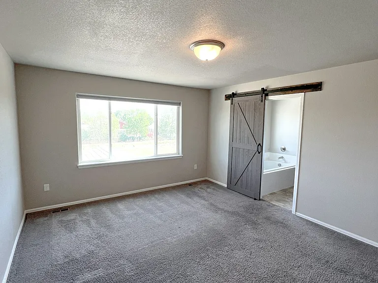 2618 Emerald St — Photo 4