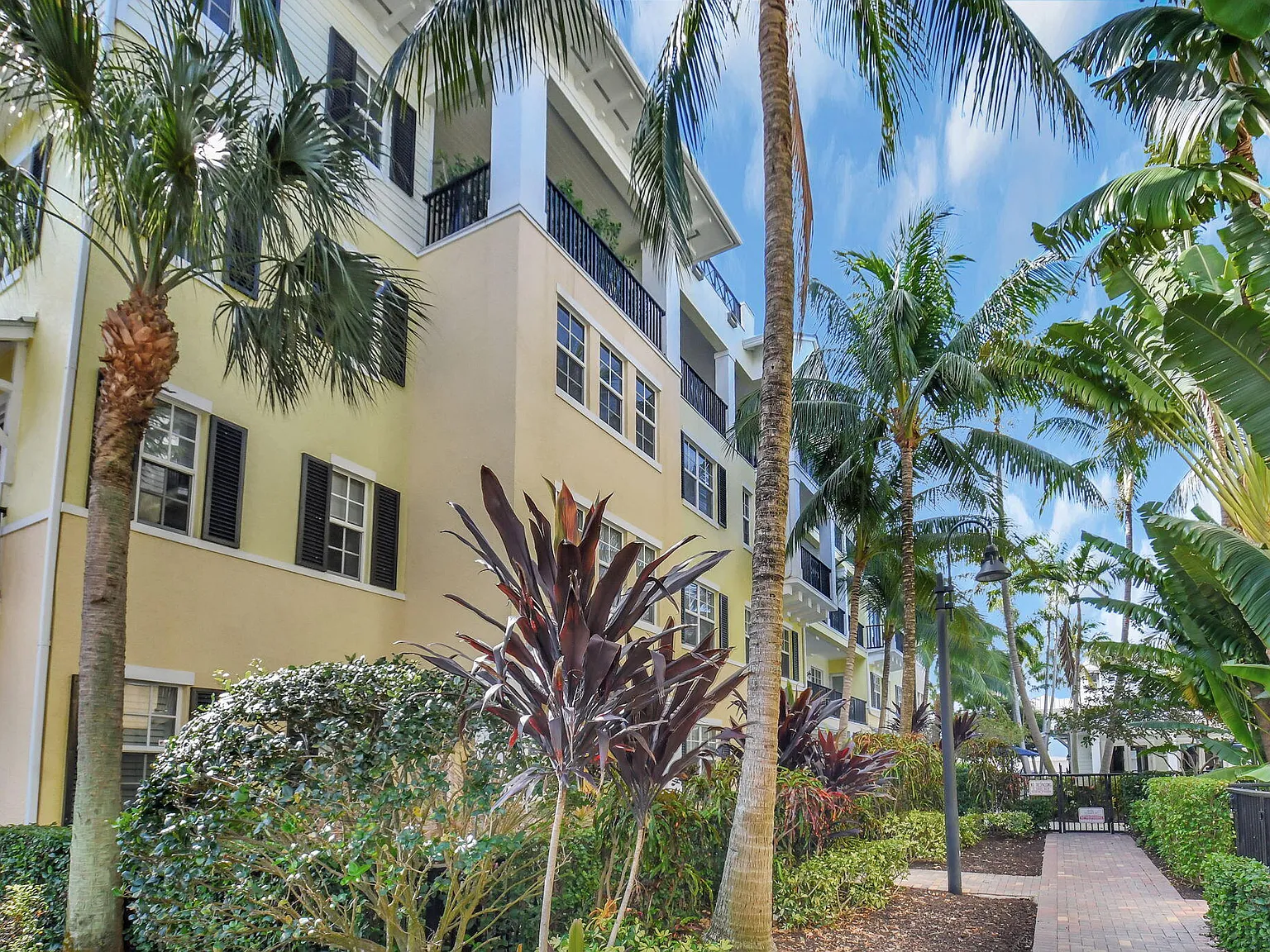 3 bed, 3.0 bath, 1617 sqft, $6,900 — Photo 4