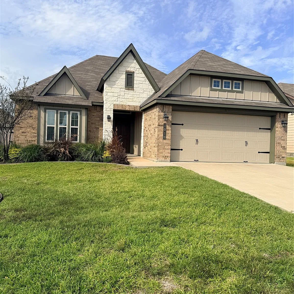3 bed, 2.0 bath, 1661 sqft, $2,200 — Photo 1
