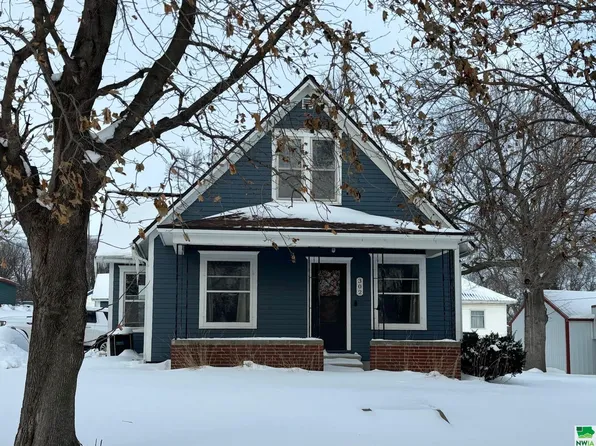 302 Ferry Ave, Cushing, IA 51018