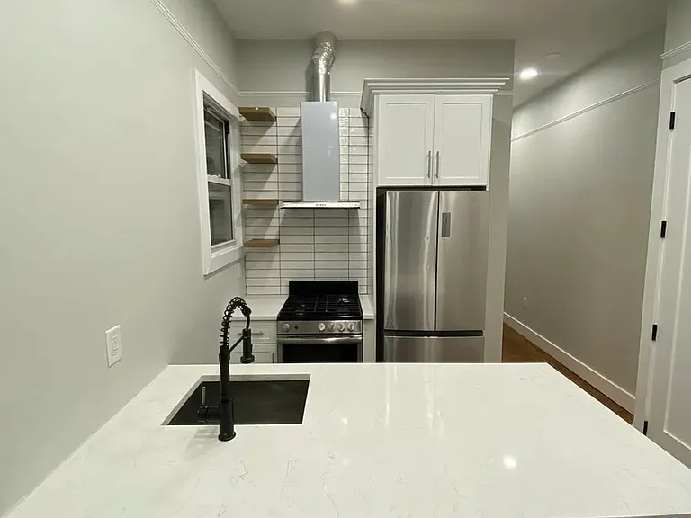 112 Duncan Ave #3D — Photo 2
